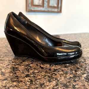 Simply Vera shiny black wedge pump EUC 9